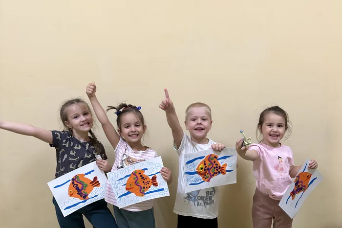 Малыши показывают свои работы