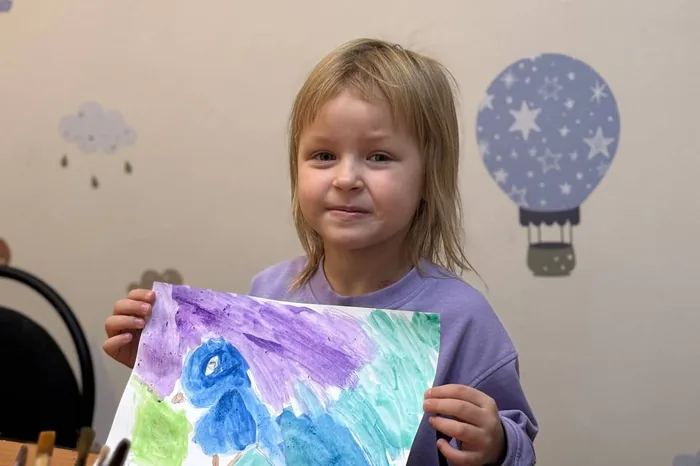 Девочка со своим рисунком