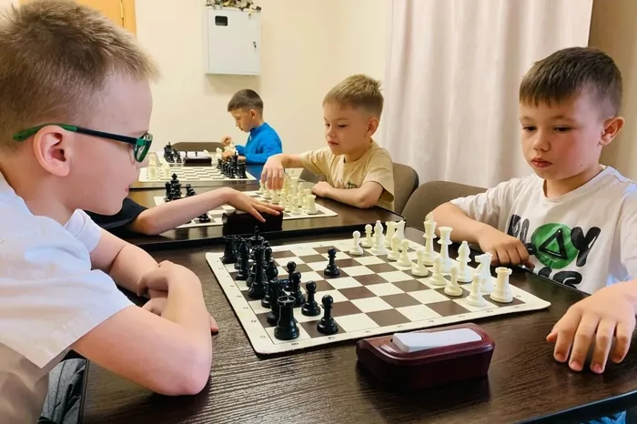 Ребята за шахматной партией