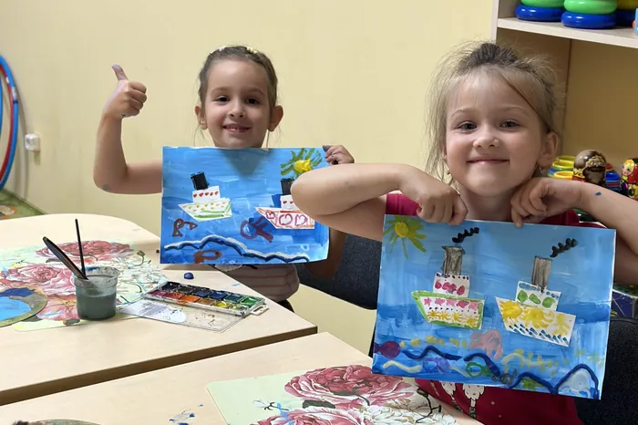 Девочки с рисунками